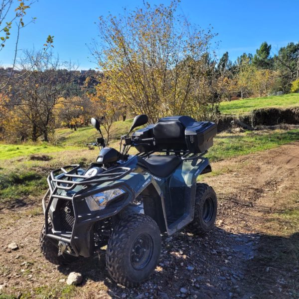 un quad sur un chemin de terre qui est au milieu de la nature