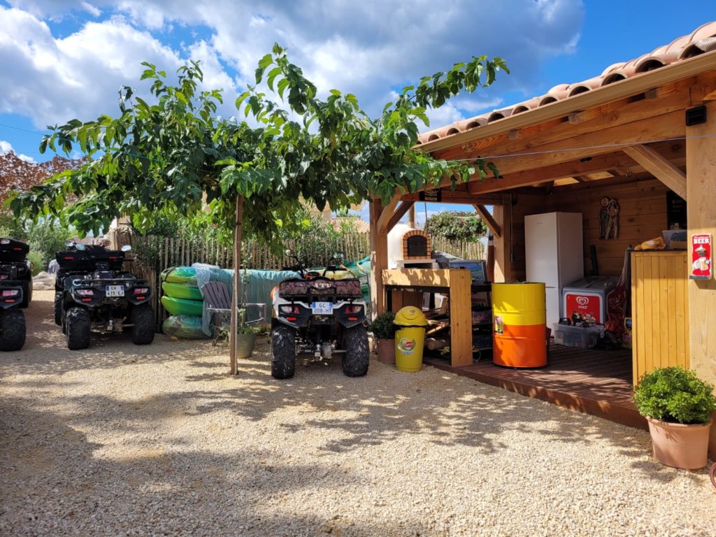 accueil de rando quad Ardèche, une bâtiment d'accueil et des quads