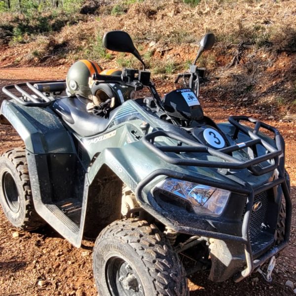 un quad sur un sentier en Ardèche au milieu d'une forêt